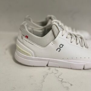 On Cloud Men’s The Roger Advantage. Great Condition. Retail $140. Size 10.